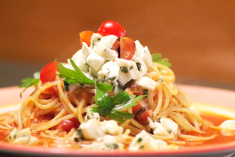 トマトとモッツァレラチーズのスパゲティの写真