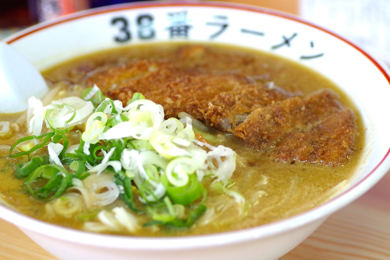 みそカツラーメンの写真