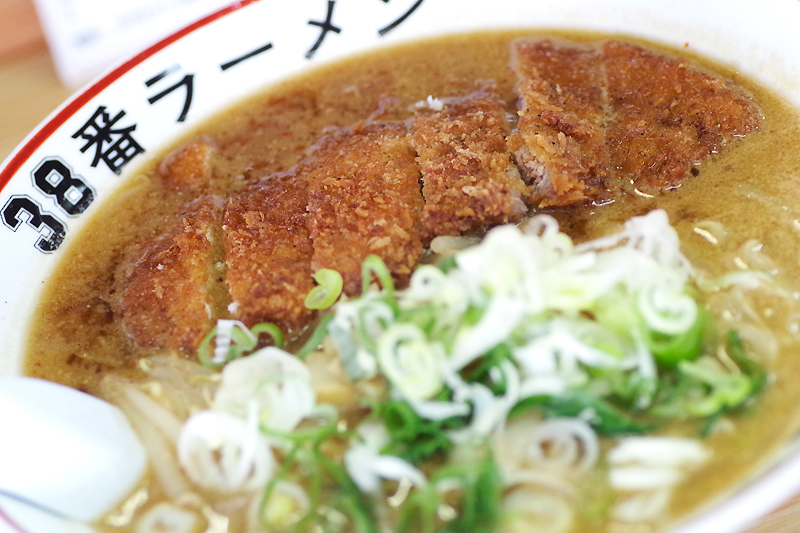 みそカツラーメンのアップの写真