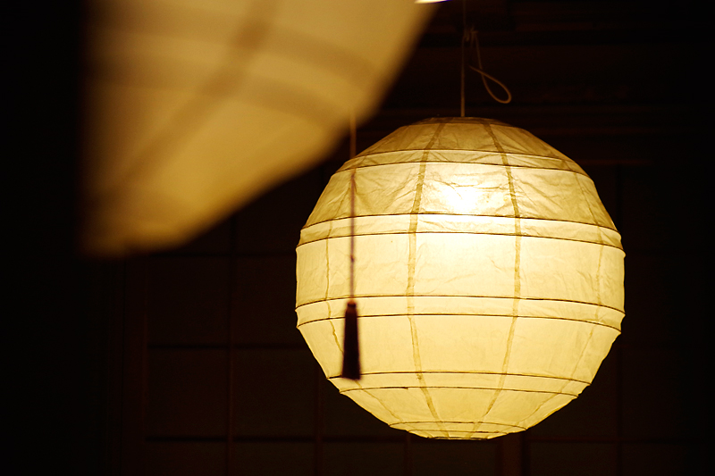 和紙で出来た丸い照明の写真