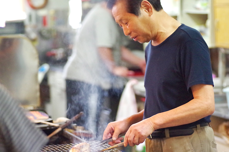 若鶏の炭火焼きを調理中のご主人の様子の写真