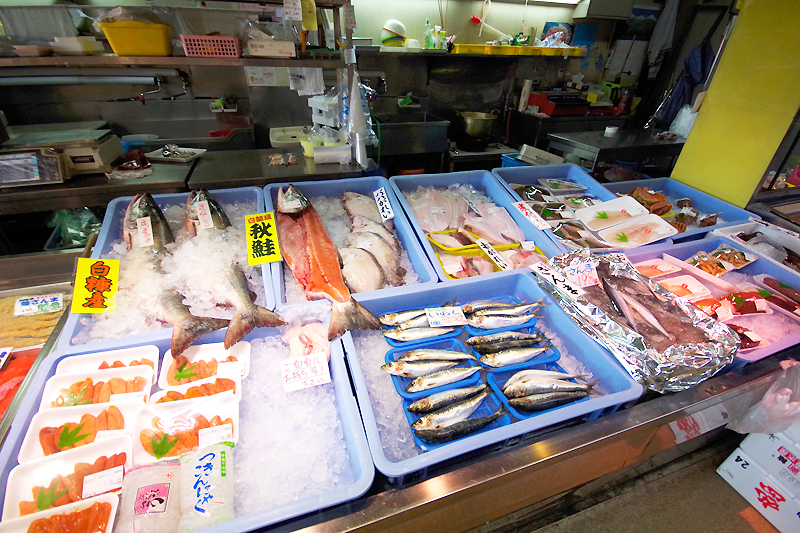 生の魚介類が並んでいる写真