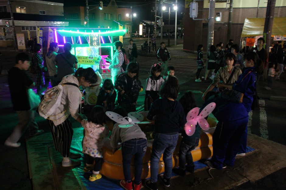 夜のパラ吉神社とプールの様子