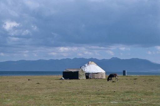 キルギスの遊牧民のユルト