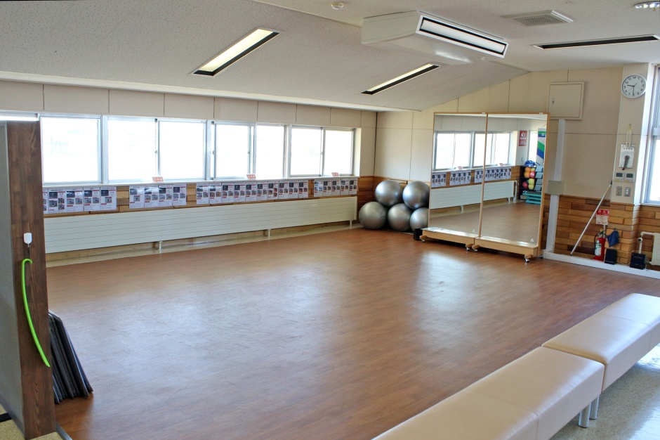 2階トレーニングジム床運動スペース