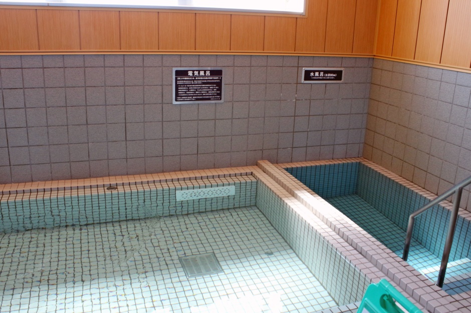 1階温浴施設電気風呂と水風呂の写真