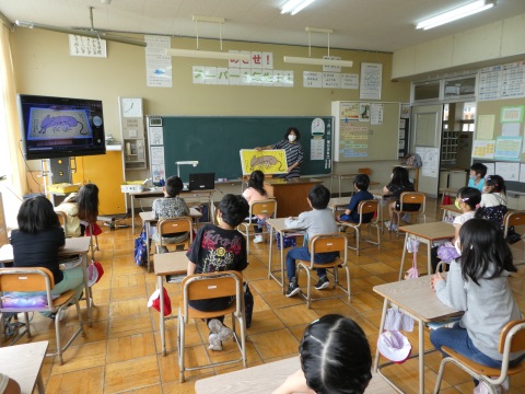 1年生での読み聞かせの様子の写真